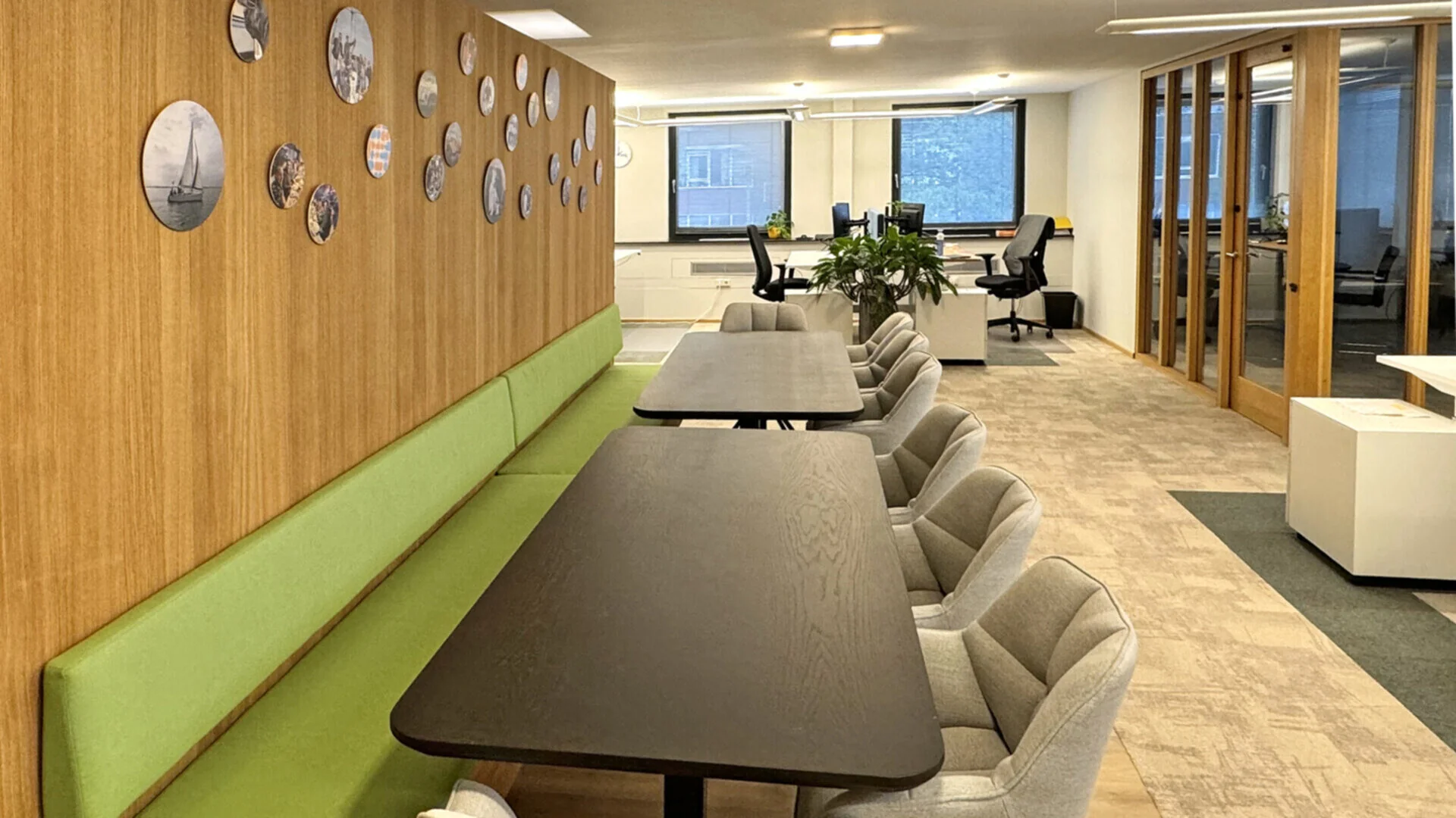 Van Den Berghe kantoor tafel